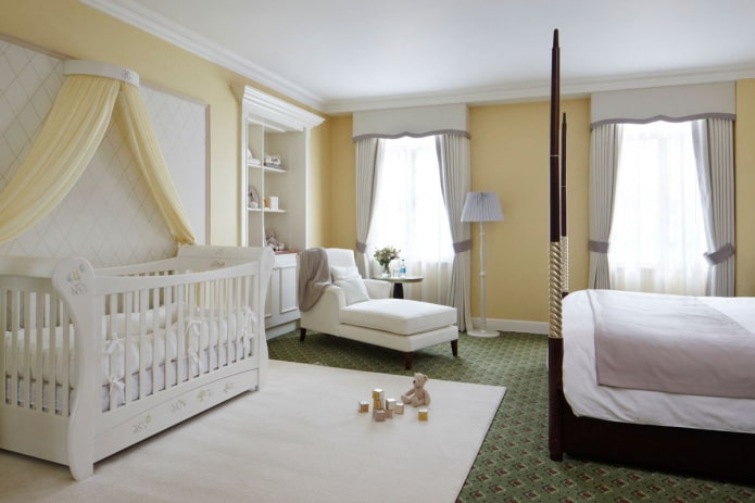 culla per bambini nell'interno della camera da letto