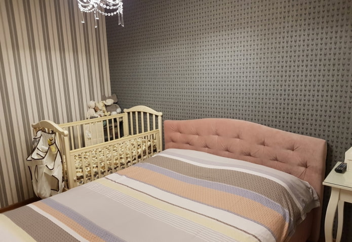culla per neonati all'interno della camera da letto
