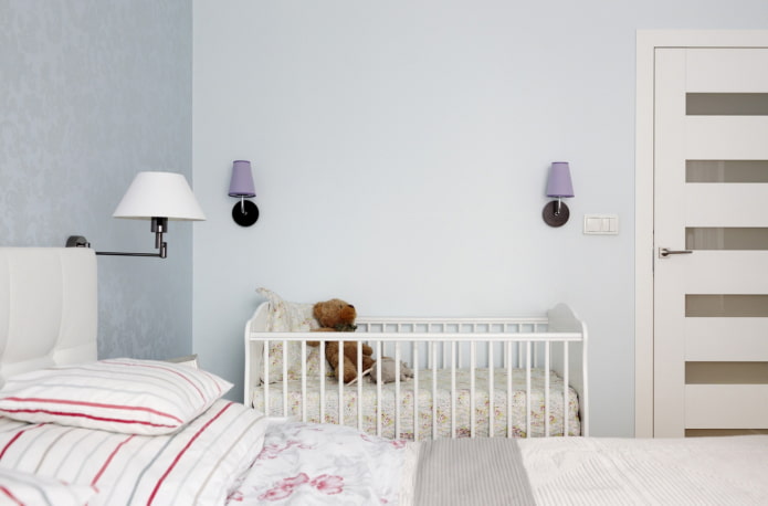 culla per bambini nell'interno della camera da letto