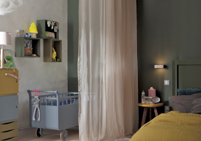 culla per neonati all'interno della camera da letto