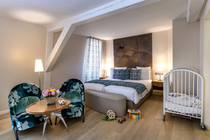 culla per bambini nell'interno della camera da letto