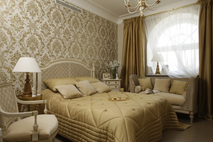 tende all'interno di una camera da letto beige