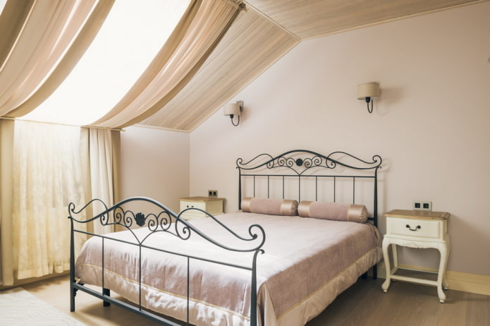 mobili all'interno di una camera da letto beige