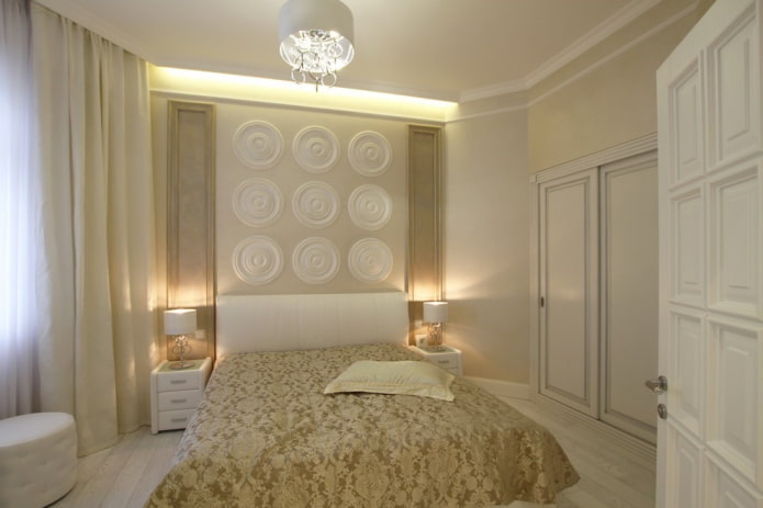 arredamento e illuminazione all'interno di una camera da letto beige