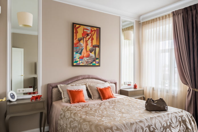 tende all'interno di una camera da letto beige