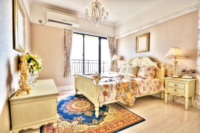 interno di una camera da letto beige in stile provenzale