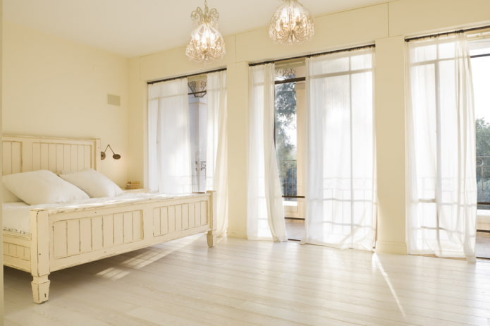 tende all'interno di una camera da letto beige