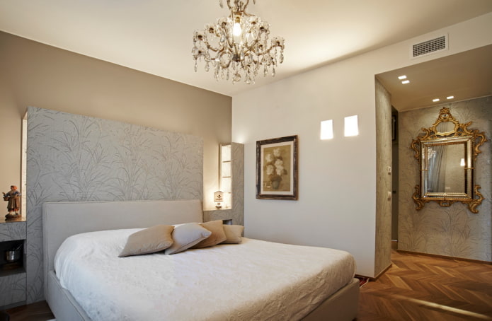 Arredamento e illuminazione per l'interno di una camera da letto beige