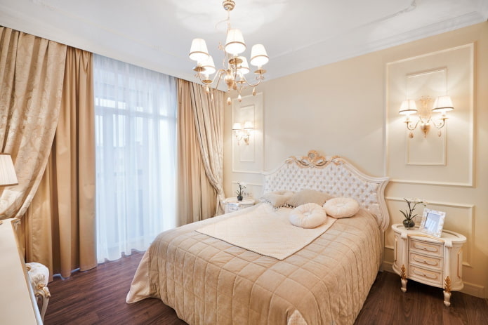tende all'interno di una camera da letto beige