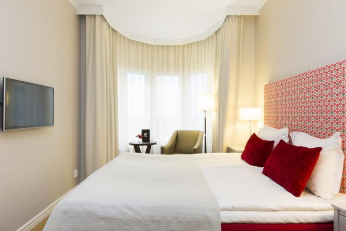 interno camera da letto beige con accenti luminosi