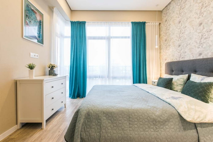 interno camera da letto beige con accenti luminosi