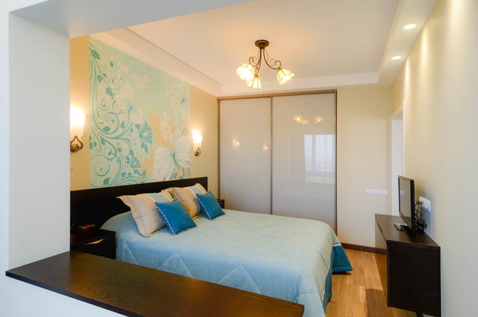 interno della camera da letto beige con accenti luminosi