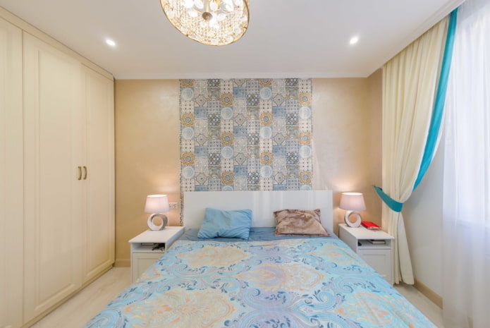 camera da letto beige con accenti blu