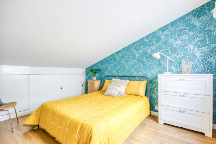 tessuti e decorazioni in una camera da letto turchese
