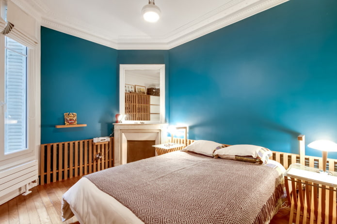interno di una camera da letto color turchese