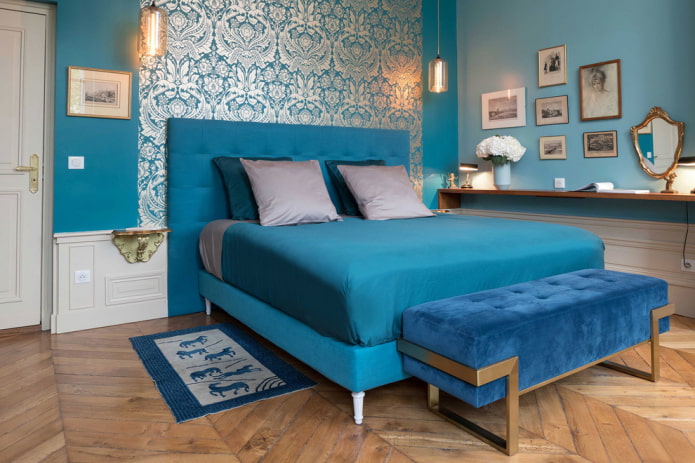 tessuti e decorazioni in una camera da letto turchese