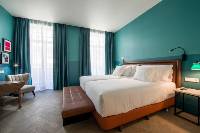 mobili all'interno di una camera da letto turchese