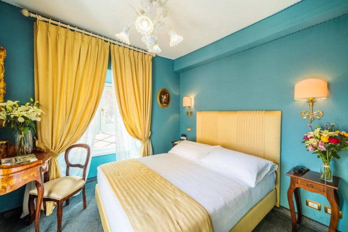 mobili all'interno di una camera da letto turchese