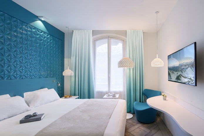 interno camera da letto bianca e blu