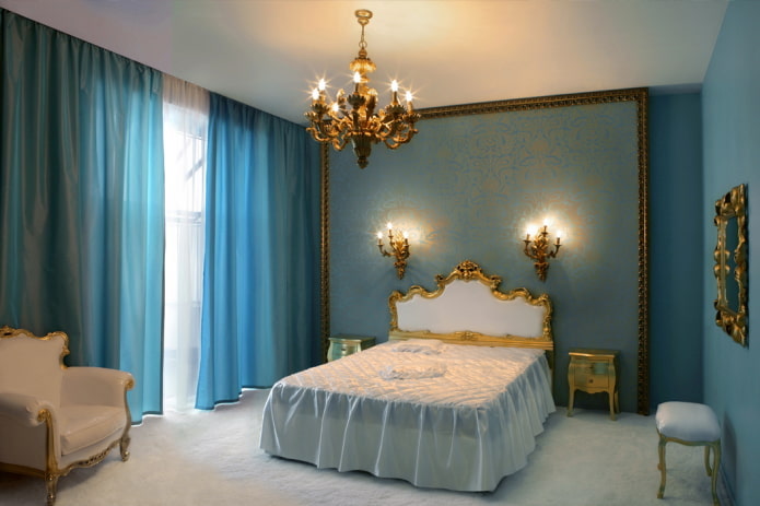 interno della camera da letto nei toni dell'oro e del blu