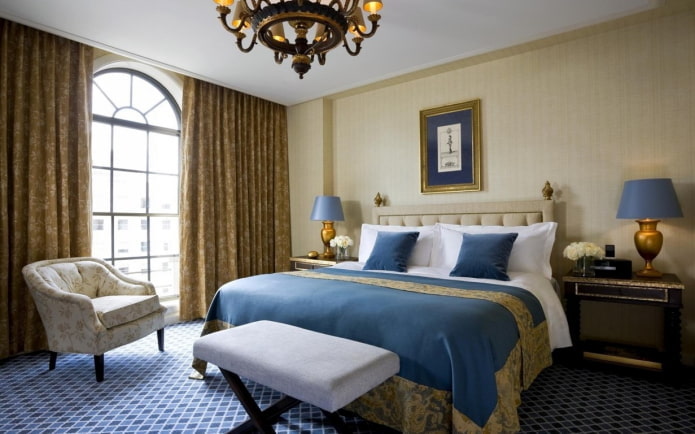 interno della camera da letto nei toni dell'oro e del blu