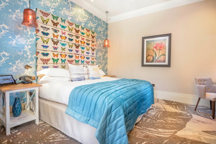 interni camera da letto beige e blu