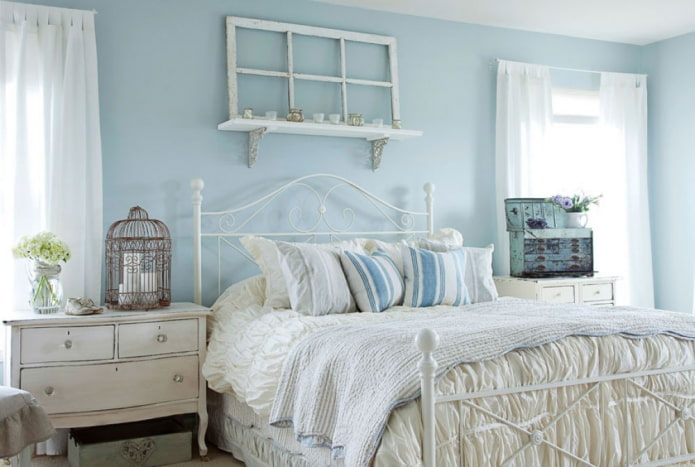 interno di una camera da letto blu in stile provenzale