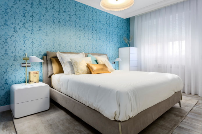 mobili all'interno di una camera da letto blu