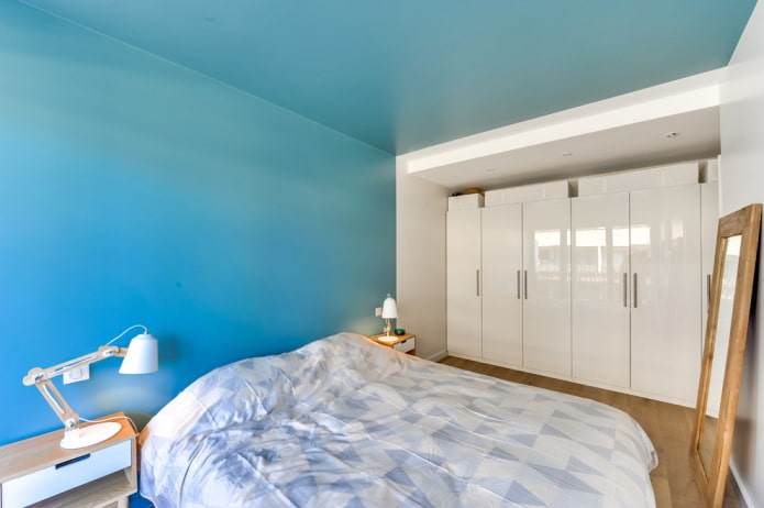 decorazione all'interno di una camera da letto blu