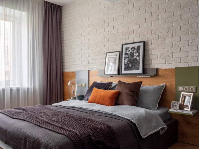 tende e decorazioni nella camera da letto in una Krusciovka
