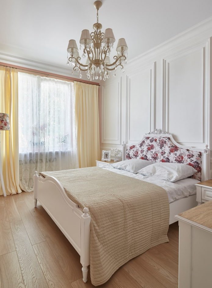 rifinitura del pavimento in una camera da letto in un edificio di Krusciov