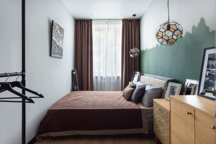 Camera da letto in stile scandinavo in una Khrushchevka