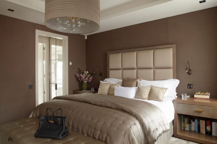 interno della camera da letto nei toni del marrone