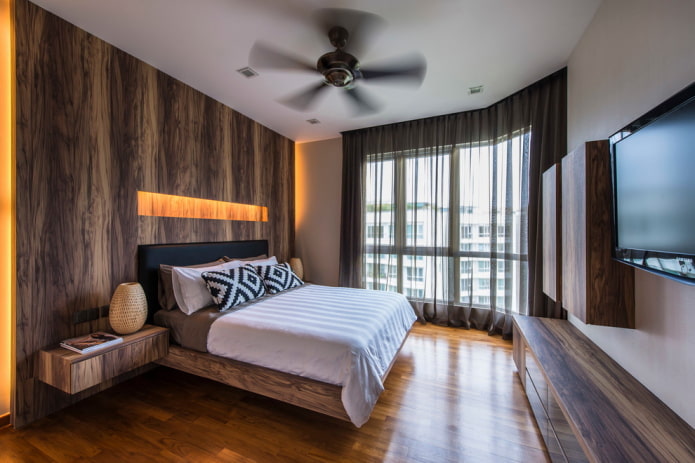tende all'interno di una camera da letto marrone