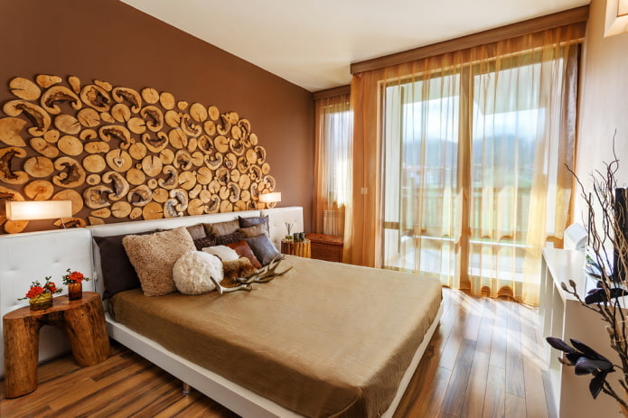 tende all'interno di una camera da letto marrone