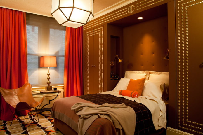 tende all'interno di una camera da letto marrone
