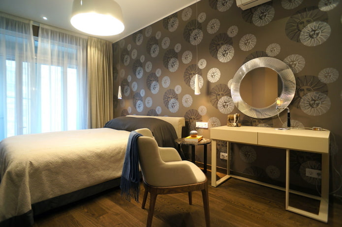 mobili all'interno di una camera da letto marrone