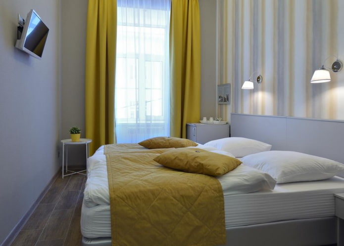 camera da letto grigia con accenti luminosi