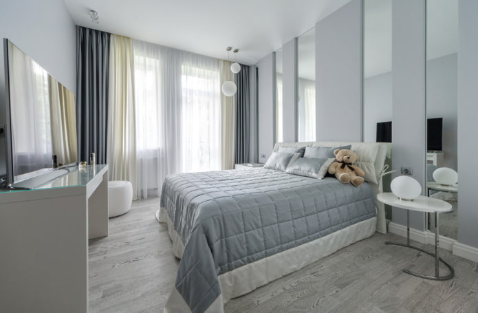 giocattolo sulla biancheria da letto