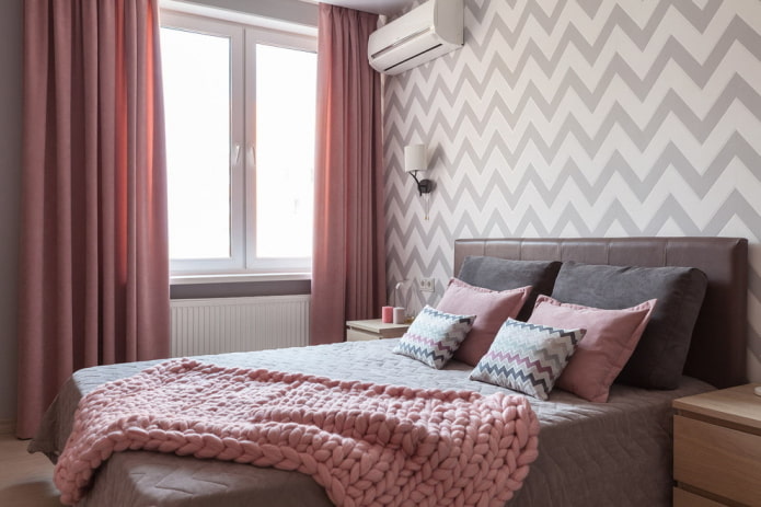 interno di una camera da letto grigio-rosa