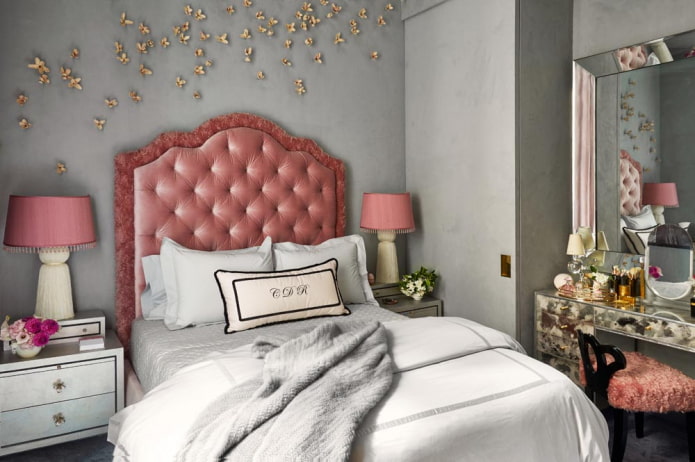 interno di una camera da letto grigio-rosa