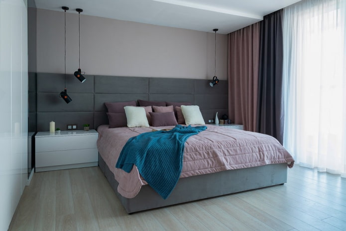 interno di una camera da letto grigio-rosa