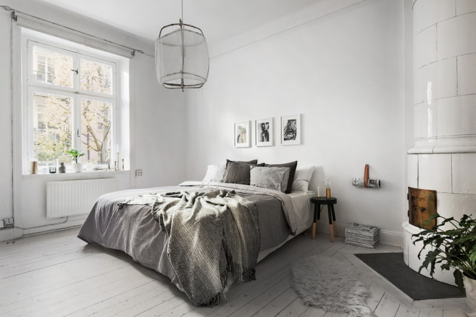 pareti bianche e un letto grigio