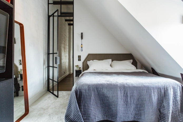 camera da letto mansardata in stile scandinavo