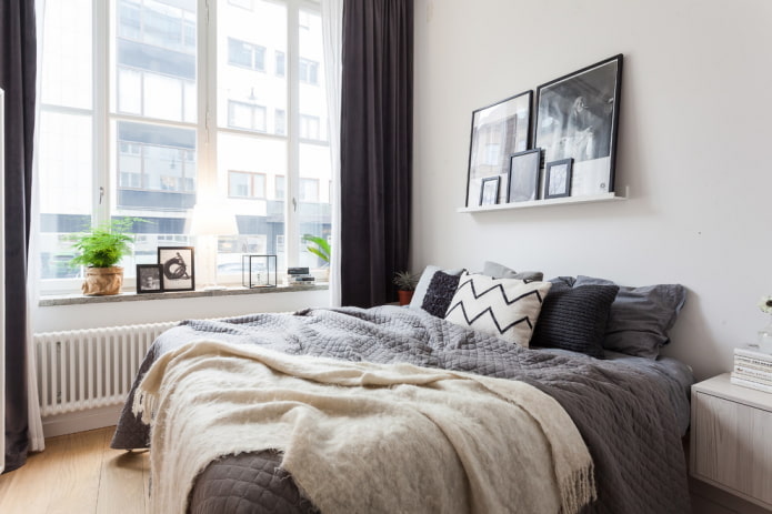 camera da letto piccola con grande finestra