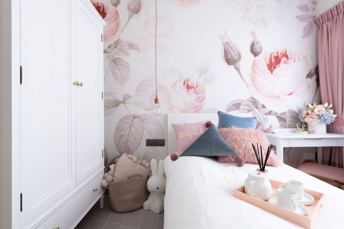 parete decorativa vicino al letto