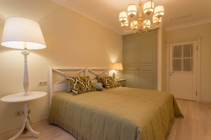 illuminazione all'interno di una camera da letto in stile provenzale