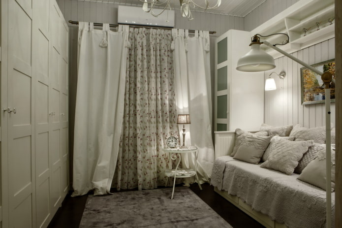 design di una piccola camera da letto in stile provenzale
