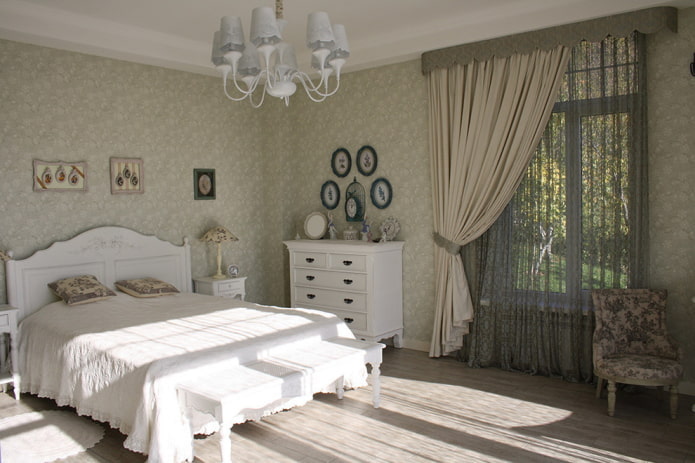 tessuti e decorazioni per l'interno della camera da letto in stile provenzale