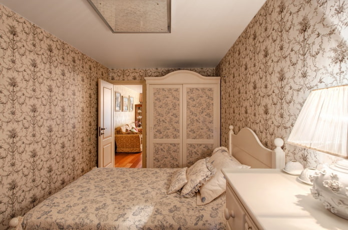 design di una piccola camera da letto in stile provenzale